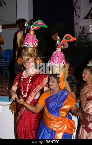 Indien-Tamil Nadu Mamallapuram westlichen Touristen gekleidet in Sari tanzen mit traditionellen Volkstänzer in Neujahrsfeier Stockfoto