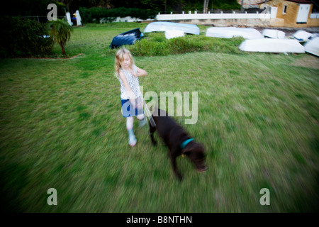 Fünf Jahre altes Mädchen zu Fuß der Familienhund-Australia Stockfoto