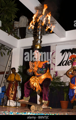 Indien-Tamil Nadu Mamallapuram traditionelle Folk Tänzer Auswuchten mit flammenden Kopfschmuck Stockfoto