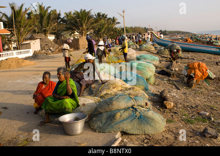 Indien-Tamil Nadu Mamallapuram Angeln Dorffrauen sitzen auf Netze, die darauf warten, den Fang zu sortieren Stockfoto