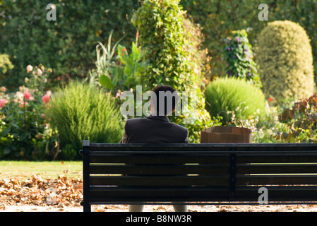 Frankreich, Paris, Mann sitzt auf der Bank im Park, Rückansicht Stockfoto