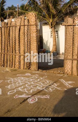 Indien-Tamil Nadu Mamallapuram Fischen Dorf traditionelle Sand Muster vor Fishermans Haus Stockfoto