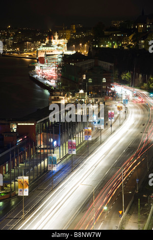 Schweden, Sodermanland, Stockholm, Straße von Lichtspuren nachts beleuchtet Stockfoto