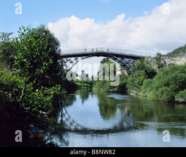 Eiserne Brücke über den Fluss Severn bei Ironbridge Shropshire England GB Stockfoto