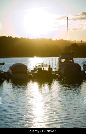 Schweden, Stockholm, Mälarsee, Sonnenuntergang über marina Stockfoto