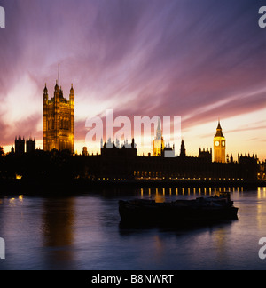 Windgepeitschte Wolken über den Houses of Parliament bei Sonnenuntergang in Westminster, London, Großbritannien, GB. Dunkle Wolken Stockfoto