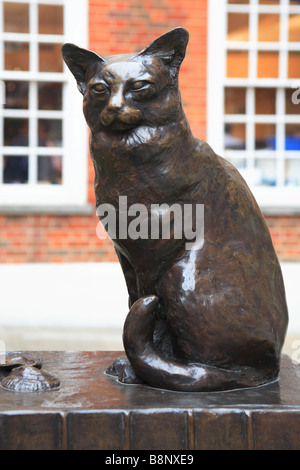 Statue von Hodge Dr. Johnsons Katze in Gough Square City von London Stockfoto