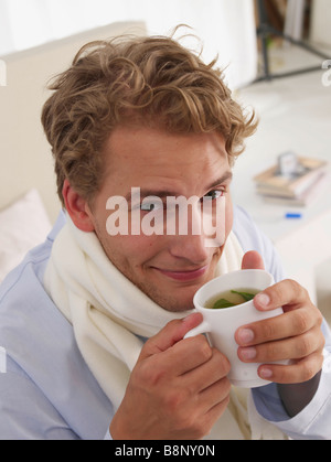 junger Mann krank im Bett Stockfoto