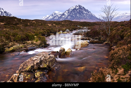 Panoramablick auf den Fluss rustikal Winterszene, Buachaille Etive Mor, Schottisches Hochland, Schottland. U.K Stockfoto