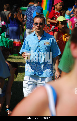 Ein junger Mann, trinken ein kühles Bier im Hyde Park, London Stockfoto