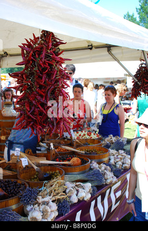 Eine Handvoll frische Bio Chilis zum Verkauf an ein Bauern-Markt im Hyde Park, London Stockfoto