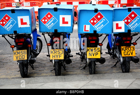 Lieferung Mopeds vor Zweig der Dominos Pizza, London geparkt Stockfoto