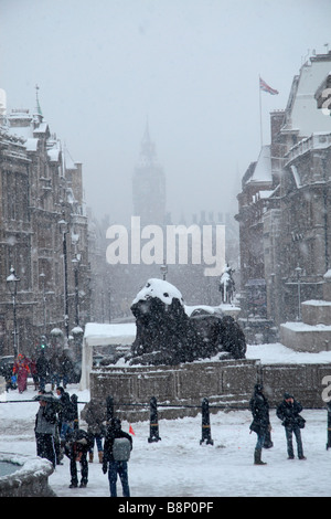 Big Ben ist kaum sichtbar durch Schneetreiben vom Trafalgar Square in London am 2. Februar 2009 gesehen. Stockfoto