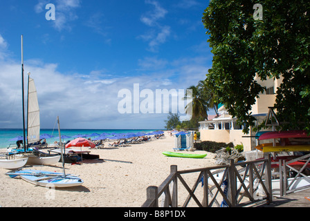 Strand und Boote, Dover Beach, St. Lawrence Gap, Barbados. Stockfoto