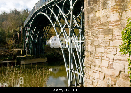 Gusseiserne Brücke in Ironbridge in Shropshire, England über den Fluss Severn Stockfoto