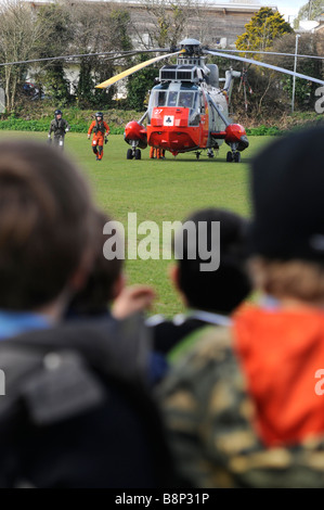 Ein besonderer Besuch für die Kleinkind-Kinder von König Charles Schule, Falmouth, England durch die Royal Navy Meer Rettungseinheit Stockfoto