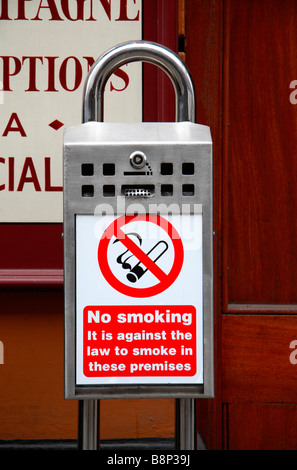 Ein No Smoking Schild an einem öffentlichen Zigarette Aschenbecher außerhalb einer Gastwirtschaft in London. Feb 2009. Stockfoto