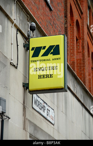 Ein Schild über die Territorialarmee-Zentrum auf Anbetung Street, London. Feb 2009 Stockfoto