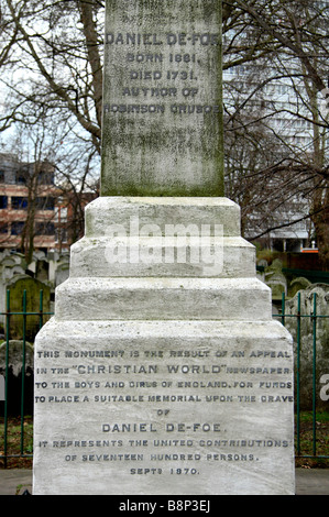 Die Inschrift auf dem Daniel Defoe-Denkmal auf dem Bunhill Felder Cemetery in London. Feb 2009 Stockfoto