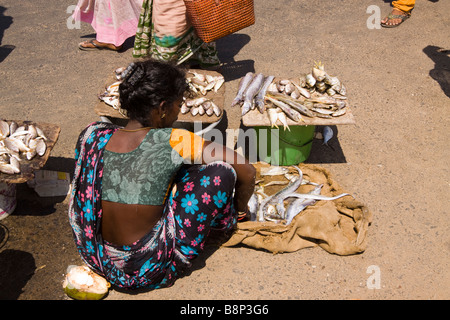 Indien-Tamil Nadu Chennai Strand Fisch Markt kleine am Straßenrand Stall zu verkaufen frisch gefangenen Meeresfrüchte Stockfoto