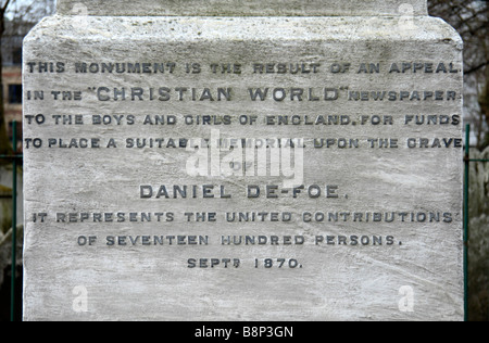 Eine Nahaufnahme von der Inschrift auf dem Daniel Defoe-Denkmal auf dem Bunhill Felder Cemetery in London. Feb 2009 Stockfoto