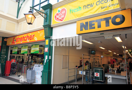 Vereinigtes Königreich West London Acton High Street der Eichen-Einkaufszentrum Stockfoto