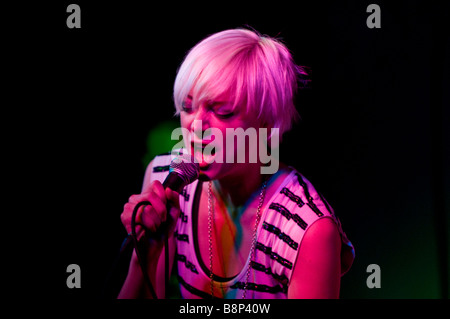 Brighton-basierte Band Doll & The Kicks führen in den Proud Galleries in Camden, London Stockfoto