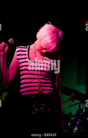 Brighton-basierte Band Doll & The Kicks führen in den Proud Galleries in Camden, London Stockfoto