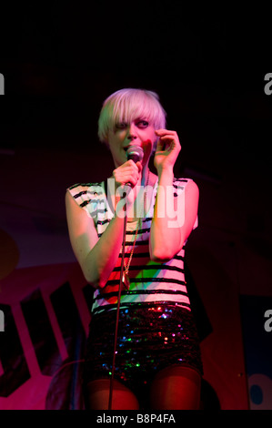 Brighton-basierte Band Doll & The Kicks führen in den Proud Galleries in Camden, London Stockfoto