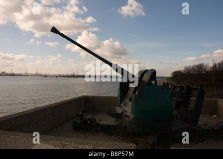 Einen zweiten Weltkrieg Flak mit Blick auf das Meer in Hamble-le-Reis, Southampton, England. Stockfoto