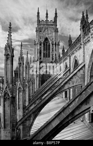 Eine architektonische Detail des York Minster zeigt gotischen Strebebögen, + einer der Türme, York, North Yorkshire, England, UK Stockfoto