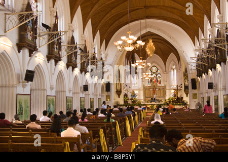 Indien Tamil Nadu Chennai Santhome katholische Kathedrale Basilica innen Anbeter in Kirchenbänken Stockfoto