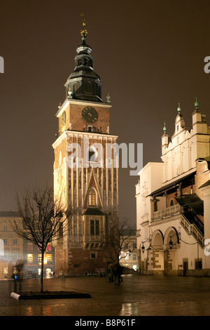 Der Turm des Rathauses und der Tuchhallen (Sukiennice) in der Nacht. Rynek Glowny, Krakau, Polen Stockfoto