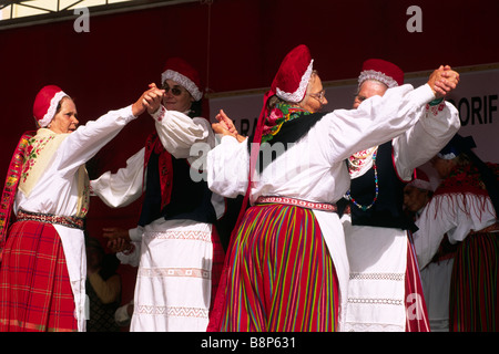 Estland, Tallinn, Raekoja Plats, Frauen in traditioneller Kleidung, Baltica 2007 Folklore Festival Stockfoto