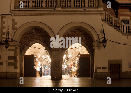 Blick in den Tuchhallen (Sukiennice) in der Nacht. Rynek Glowny, Krakau, Polen Stockfoto