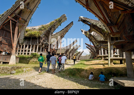 Touristen, die in der Torajan Dorf Palawa (Sulawesi - Indonesien). Touristes visitant Le village Toraja de Palawa (Sulawesi) Stockfoto