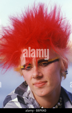 Punk der 1980er Jahre teenboy mit leuchtend roten Haaren und gelben und schwarzen Augen Make-up ca. 1985 London UK HOMER SYKES Stockfoto