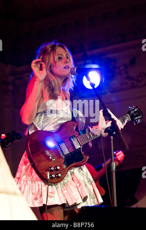 Singer/Songwriter Tallulah Rendall führt auf der Bühne in London Stockfoto