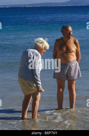 Ältere Englisch britisches Paar im Urlaub Balearen Palma Nova Mallorca Spanien 1980 s HOMER SYKES Stockfoto