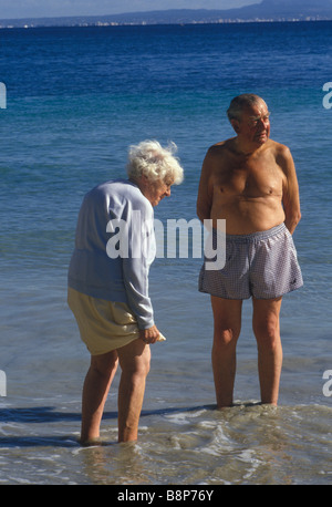 Älteres englisches britisches Ehepaar im Urlaub auf den Balearen Palma Nova Mallorca Spanien 1980er Jahre HOMER SYKES Stockfoto