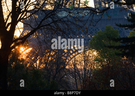 Eiffelturm gesehen im Morgengrauen Paris Frankreich Stockfoto