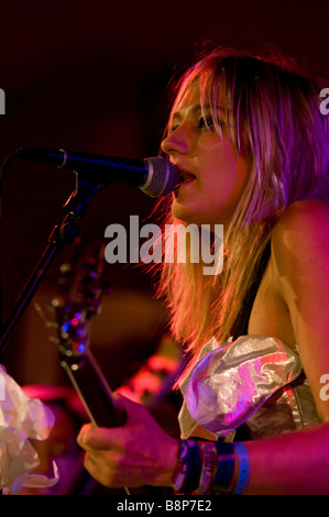 Singer/Songwriter Tallulah Rendall führt auf der Bühne in London Stockfoto