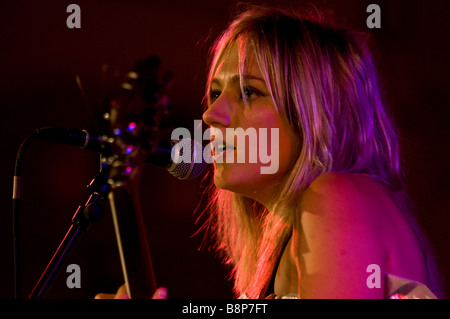 Singer/Songwriter Tallulah Rendall führt auf der Bühne in London Stockfoto