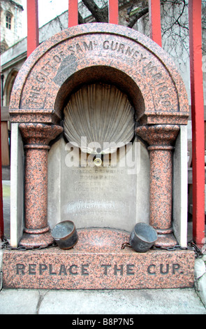 Die erste öffentliche Trinkbrunnen, mit Tassen, errichtet im Jahre 1859 außerhalb St. Sepulchre Kirche auf Snow Hill, London. Feb 2009 Stockfoto