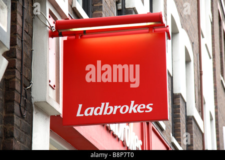 Ein Schild über die Ladbrokes Wetten Shop auf Long Lane, London. Feb 2009 Stockfoto