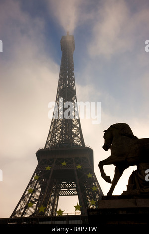 Eiffel Tower Low Angle anzeigen Paris Frankreich Stockfoto