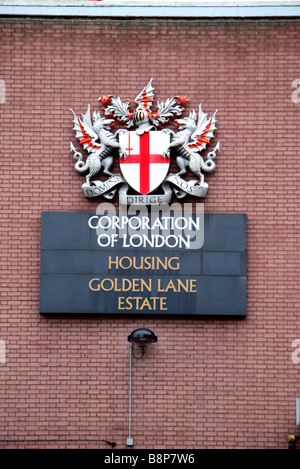 Die Corporation of London Wappen am Eingang der Siedlung Golden Lane, London. Feb 2009 Stockfoto