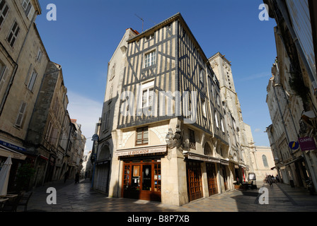 La Rochelle Frankreich mittelalterlichen Gebäude in der Haupteinkaufsstraße der Altstadt Stockfoto