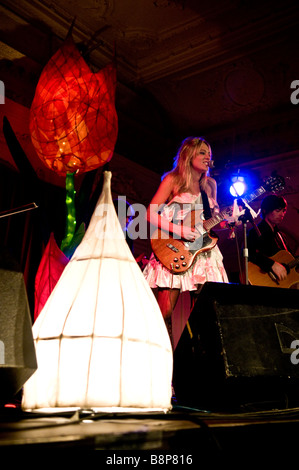 Singer/Songwriter Tallulah Rendall führt auf der Bühne in London Stockfoto