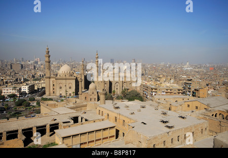 KAIRO, ÄGYPTEN. Ein Blick auf die Sultan-Hassan-Moschee und die Rifai-Moschee, von der Zitadelle aus gesehen. Stockfoto